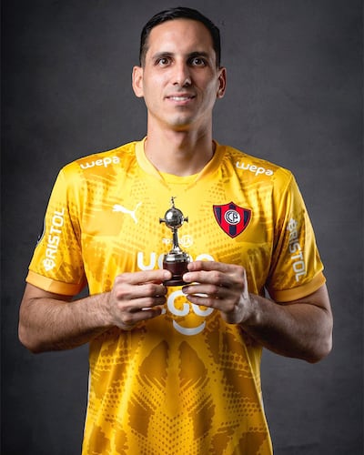 Roberto Junior Fernández, con el trofeo de la Copa Libertadores en miniatura, en una promoción del evento realizada por la Confederación Sudamericana de Fútbol.