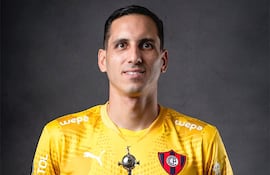 Roberto Junior Fernández, con el trofeo de la Copa Libertadores en miniatura, en una promoción del evento realizada por la Confederación Sudamericana de Fútbol.