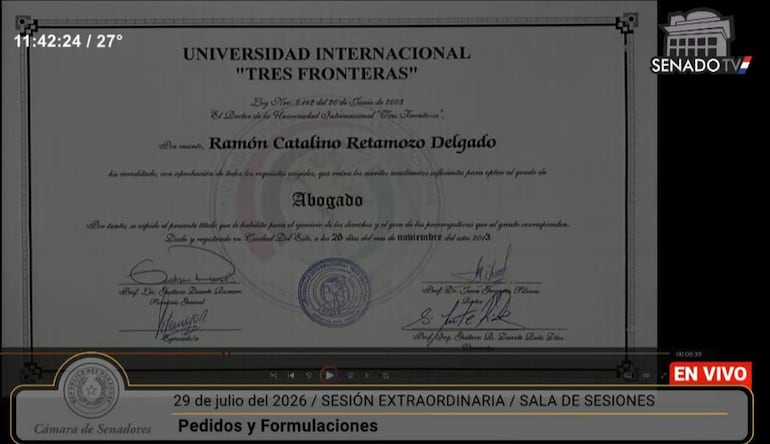 Diploma de Ramón Retamozo exhibido en la sala de sesiones del Senado.