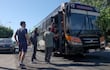 Personas abordan un autobús de la línea 12 en Asunción.