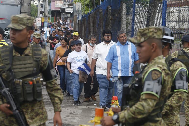 Agentes de seguridad requisan a los asistentes a la ceremonia de investidura del presidente salvadoreño, Nayib Bukele, este sábado en la Plaza Gerardo Barrios de San Salvador (El Salvador). EFE/ Javier Aparicio