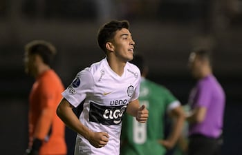 El mediocampista de Olimpia, Rubén Lezcano, celebra tras anotar el primer gol durante el partido de fútbol de la fase de grupos de la Copa Sudamericana entre el Audax Italiano y el Olimpia, en el estadio Bicentenario de la Florida.
