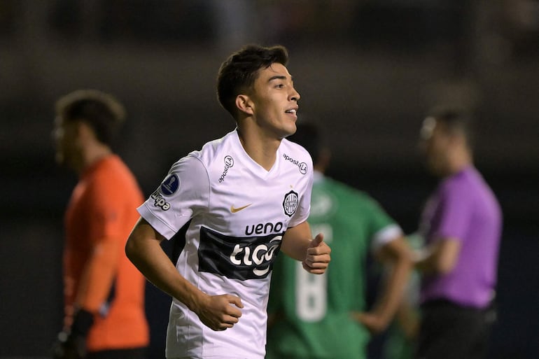 El mediocampista de Olimpia, Rubén Lezcano, celebra tras anotar el primer gol durante el partido de fútbol de la fase de grupos de la Copa Sudamericana entre el Audax Italiano y el Olimpia, en el estadio Bicentenario de la Florida.