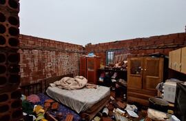 Fuertes ráfagas de viento dejaron al menos 10 casas sin techo, en San Ignacio, Misiones.