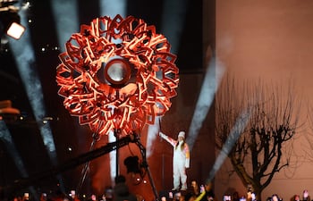 La italiana Sofia Goggia, portadora de la antorcha, enciende el pebetero durante la ceremonia inaugural de los Juegos Olímpicos de Invierno de Milán Cortina 2026 en Cortina d'Ampezzo, norte de Italia, el 6 de febrero de 2026.
