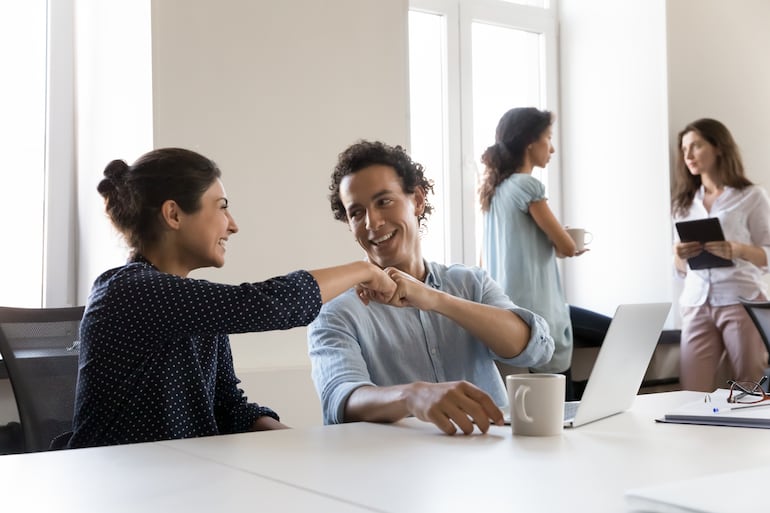 Concepto de amistad en la oficina.