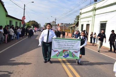 Con desfile estudiantil, la escuela Mujer Paraguaya rinden homenaje a Caapucú por sus 239 años de fundación.