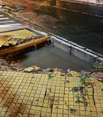 En días de lluvia se acumula agua en esta vereda destrozada.