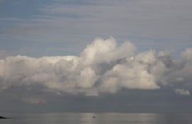 FOTODELDÍA SAN SEBASTIÁN (ESPAÑA), 04/08/2026.- Una pequeña embarcación pesca frente a la playa de la Zurriola de San Sebastián. Los cielos en el País Vasco se presentan este martes poco nubosos con nubes de evolución por la tarde, las temperaturas máximas ascenderán y el viento soplará variable flojo y se fijará del norte flojo a moderado a partir del mediodía, con rachas fuertes por la tarde en Álava. EFE/Juan Herrero.