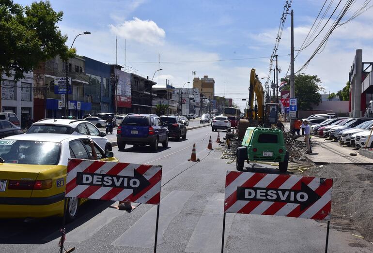 Avenida está bloqueada en medio carril desde Camilo Recalde hasta R.I. 6 Boquerón.