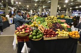 Todos los martes, numerosos consumidores recorren el Agroshopping para su compra semanal.