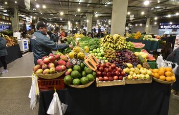 Todos los martes, numerosos consumidores recorren el Agroshopping para su compra semanal.