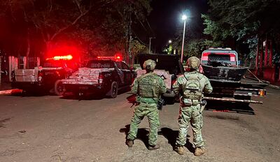 La Policía brasileña resguarda el cargamento de marihuana incautado en el lago de Itaipú, lado brasileño.