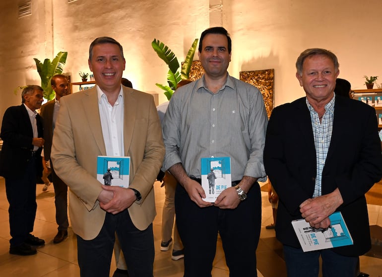 Jorge Mendelzon presenta su libro 'De Pie' en el Centro de Convenciones Mariscal de Asunción