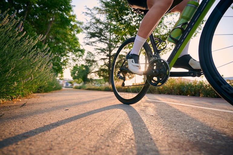 Persona pedaleando.