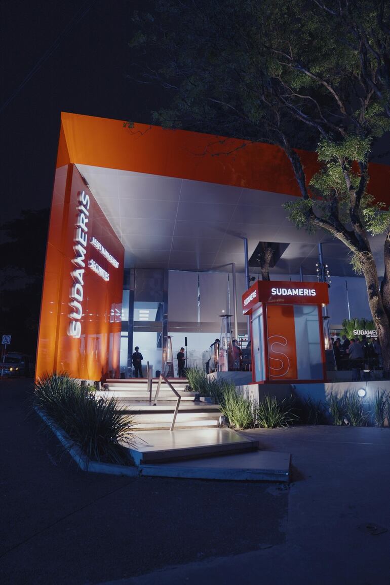 Este es el nuevo espacio preferencial en el eje corporativo de Asunción, sobre Avda. Aviadores del Chaco, donde los clientes del Banco Sudameris y de la Casa de Bolsa podrán hacer sus transacciones cómodamente.