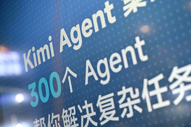 Un logotipo de Kimi aparece en una pantalla del estand de Moonshot AI, donde se presenta el modelo Kimi K3, durante la Conferencia Mundial de Inteligencia Artificial (WAIC), en Shanghái, el 18 de julio de 2026.
