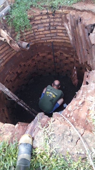 Bomberos voluntarios rescataron sin vida a un niño de tres años que cayó en un pozo.