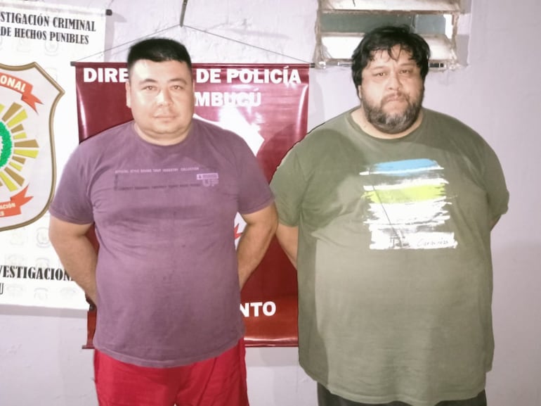 El policía Arnaldo Romero Aquino (izquierda) y el funcionario municipal Richard Isidro Díaz Vargas (derecha), detenidos por el robo en Paresa de Pilar.