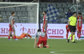 Federico Bonazzoli, de la US Cremonese, expresa su decepción tras el gol de Jesús Rodríguez, del Como 1907, durante el partido de la Serie A italiana entre la US Cremonese y el Como 1907 en Cremona, Italia.