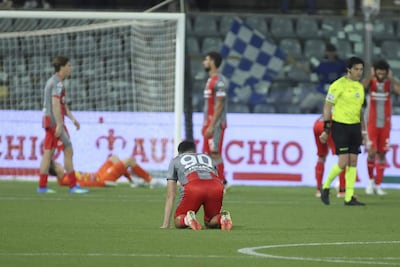 Federico Bonazzoli, de la US Cremonese, expresa su decepción tras el gol de Jesús Rodríguez, del Como 1907, durante el partido de la Serie A italiana entre la US Cremonese y el Como 1907 en Cremona, Italia.
