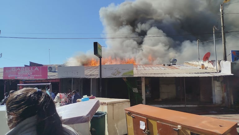 Voraz incendio en el mercado de Itauguá: bomberos enfrentan falta de agua para combatir las llamas