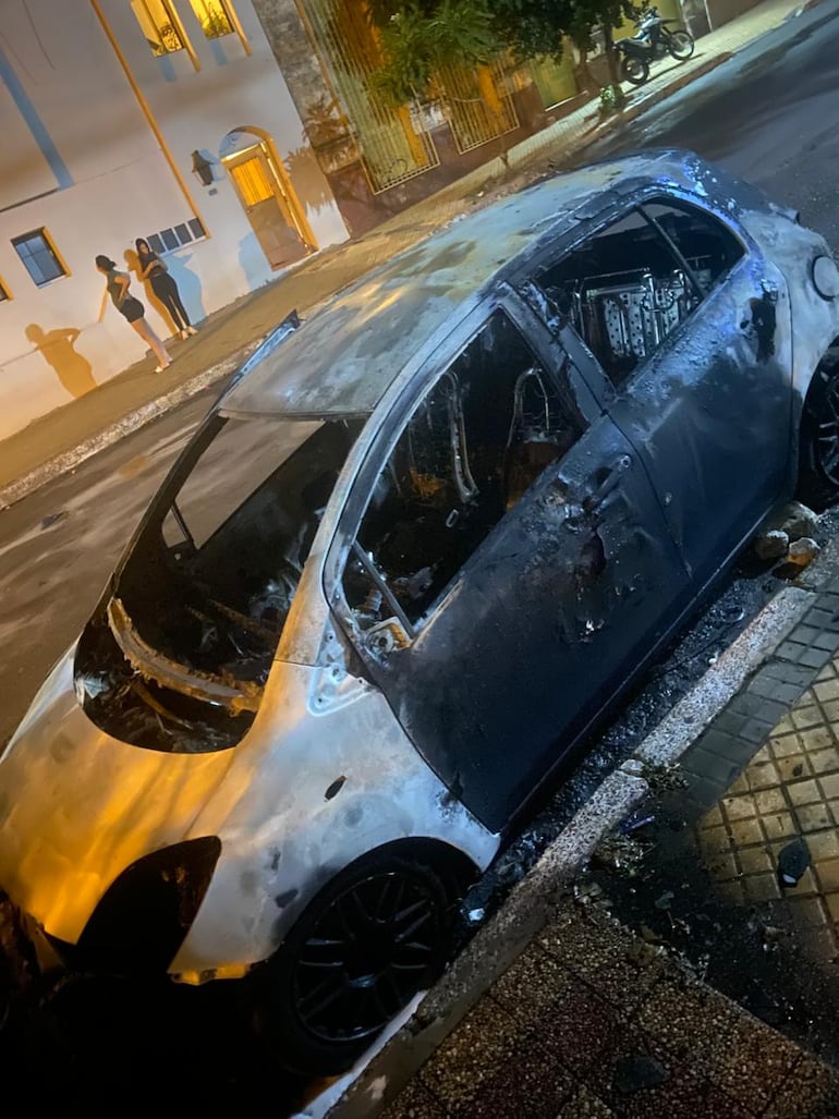 El vehículo quedó completamente destrozado.