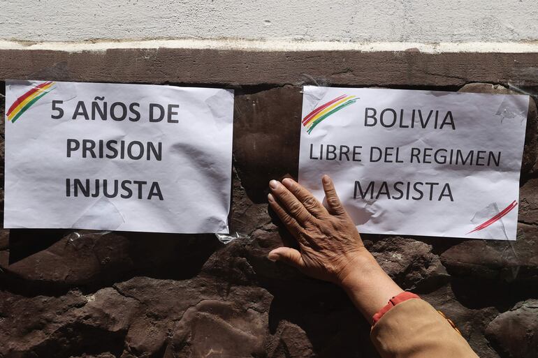 Fotografía que muestra carteles en apoyo a la expresidenta interina de Bolivia Jeanine Áñez este miércoles, en La Paz (Bolivia).