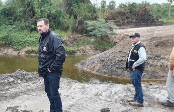 Comitiva fiscal verificando el dique construido en el riacho Mosquito