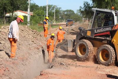 Los trabajos del alcantarillado sanitario se ejecutan en el barrio San Quintín de Pilar en el marco de la fase B de la defensa costera.