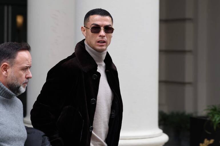 El capitán de la selección portuguesa de fútbol y jugador del Al-Nassr saudí, Cristiano Ronaldo (d), camina a su salida este miércoles del hotel en Washington (EE.UU).