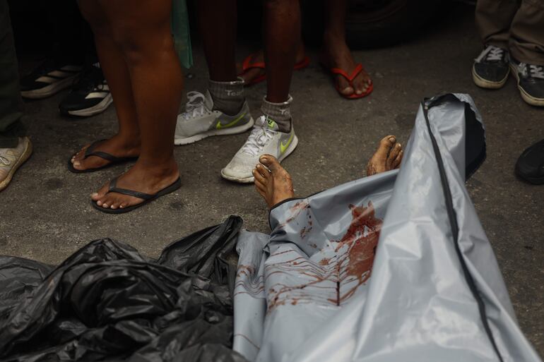 Cuerpos sin vida en una calle este miércoles, en Río de Janeiro (Brasil).