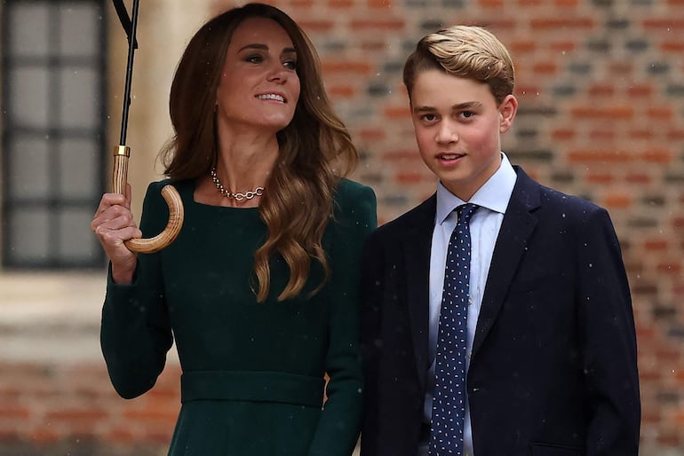 Mamá orgullosa. Kate Middleton con su hijo adolescente George llegando al Eton College, esta mañana. (Adrian DENNIS / POOL / AFP)