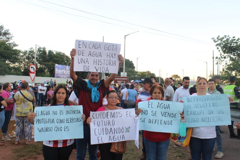 Con carteles en mano, los ciudadanos se manifestaron para exigir a las autoridades que salven el agua.