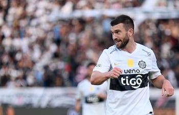 El defensor neozelandés del Olimpia, el #04 Tim Payne, festeja tras marcar en su debut en la liga paraguaya durante el partido de fútbol del torneo Clausura entre Olimpia y Rubio Ñu, en el estadio Defensores del Chaco en Asunción.