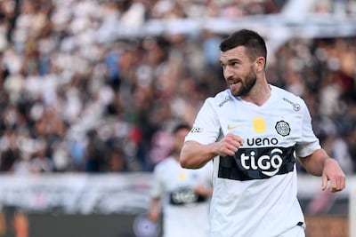 El defensor neozelandés del Olimpia, el #04 Tim Payne, festeja tras marcar en su debut en la liga paraguaya durante el partido de fútbol del torneo Clausura entre Olimpia y Rubio Ñu, en el estadio Defensores del Chaco en Asunción.