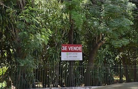 Cartel de venta del bosque urbano en la propiedad de Cajubi, sobre España y General Santos.