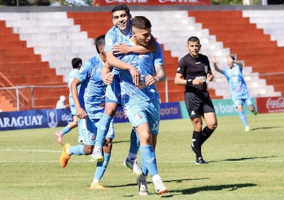 Festejo de uno de los goles de Jonathan Gómez, en la victoria de Resistencia contra Santa Mónica por 2-1.