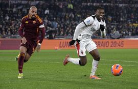 Rome (Italy), 25/01/2026.- Milans Rafael Leao (R) in action against Romas Donyell Malen (L) during the Serie A soccer match between AS Roma and AC Milan at the Olimpico stadium in Rome, Italy, 25 January 2026. (Italia, Roma) EFE/EPA/Riccardo Antimiani