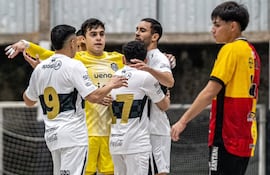 Olimpia celebra la goleada a Santaní, por 9-2, y la punta provisoria en la Liga Premium de futsal FIFA, en el juego de este viernes, por la séptima fecha.