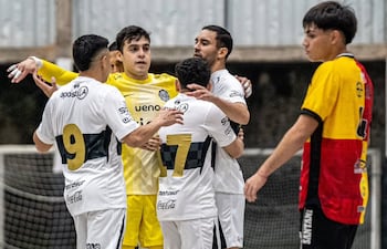 Olimpia celebra la goleada a Santaní, por 9-2, y la punta provisoria en la Liga Premium de futsal FIFA, en el juego de este viernes, por la séptima fecha.