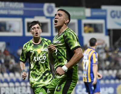El extremo de Libertad, Hugo Fernández celebra el tanto que representó el empate parcial en el marcador, que inició la recuperación gumarela, lo acompaña, el juvenil Joaquín Bogarín.