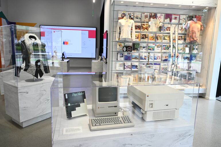 En el Museo The Tech Interactive se muestran computadoras Apple Macintosh originales de los principios de los años 80.