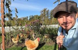 David Beckham posando feliz con sus gallinas.