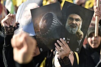 Retrato del líder de Hizbulá, Hassan Nasrallah, durante un acto con miembros de la organización política y paramilitar, en Beirut, Líbano. (EFE)
