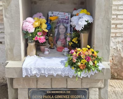 Ofrenda con flores coloridas y velas en memoria de Deisy Paola Giménez Segovia, decorada con una fotografía central.