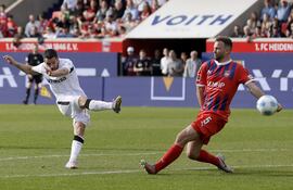 HEIDENHEIM (Germany), 05/04/2025.- Emiliano Buendia Stati of Leverkusen scores the 1-0 lead during the German Bundesliga soccer match between 1. FC Heidenheim 1846 and Bayer 04 Leverkusen in Heidenheim, Germany, 05 April 2025. (Alemania) EFE/EPA/RONALD WITTEK CONDITIONS - ATTENTION: The DFL regulations prohibit any use of photographs as image sequences and/or quasi-video.