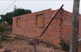 Vivienda destechada tras el temporal en Carmelo Peralta.