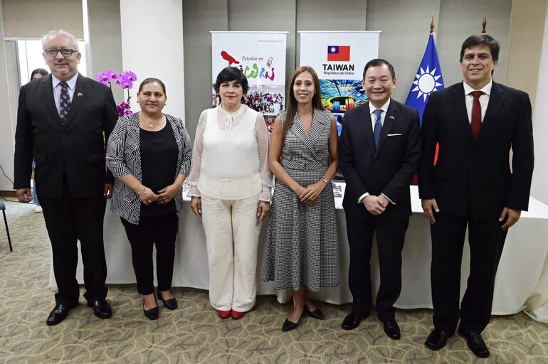 El embajador del Gobierno de China (Taiwán) en Paraguay, José Chih-Cheng Han (derecha de corbata azul), junto con autoridades locales y ex becarios o familias de ex becarios presentes en el lanzamiento de las becas.