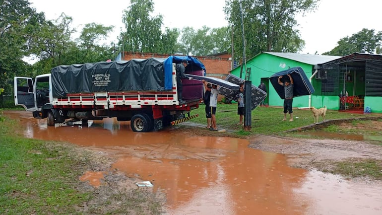Por crecida del río Paraná realizan evacuaciones en Ayolas.
